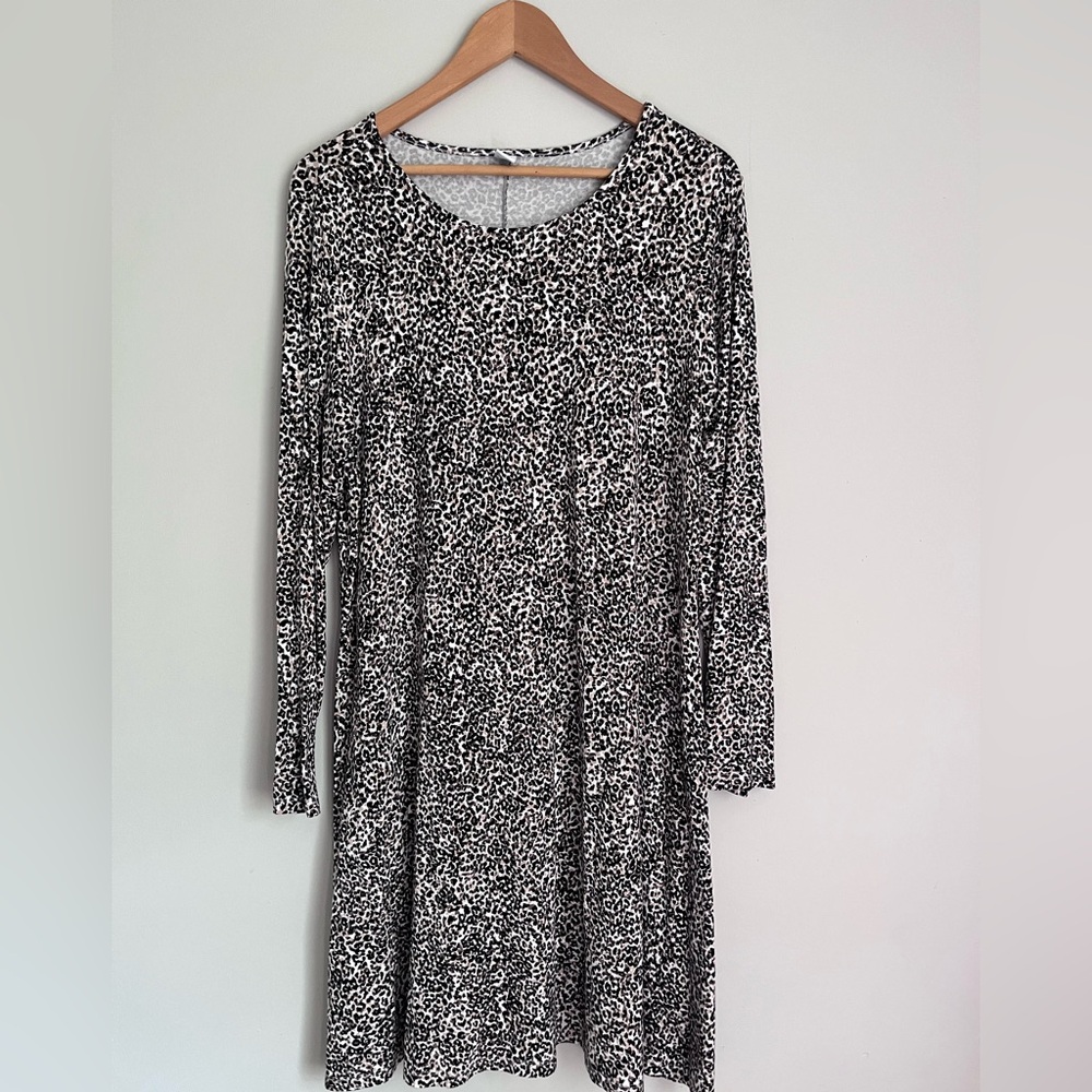 Old Navy Black & White Leopard-Print Long-Sleeve Dress